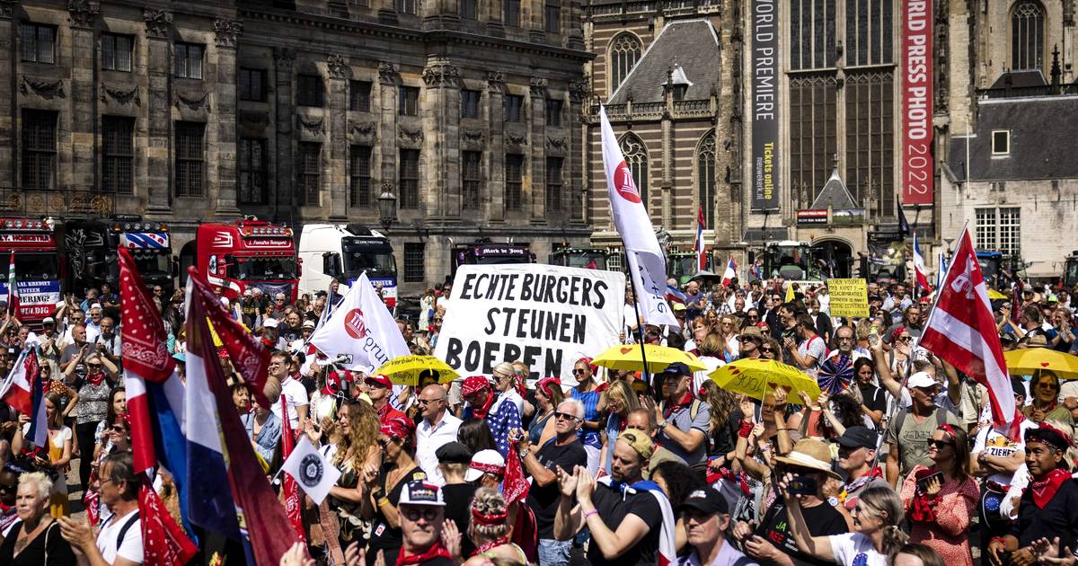 ‘Demonstratie van de eeuw’: paar honderd mensen met tiental tractoren en trucks op de Dam