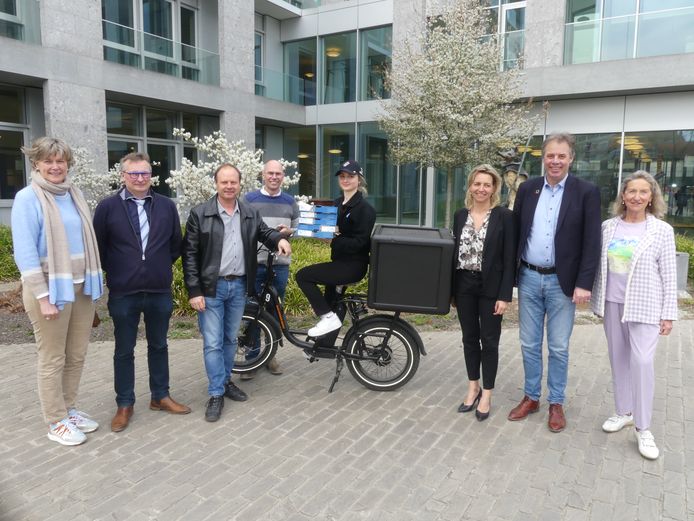 Het stadsbestuur van Deinze met Milana, een van de fietskoeriers van Domino's Pizza Deinze, die investeerde in twee transportfietsen.