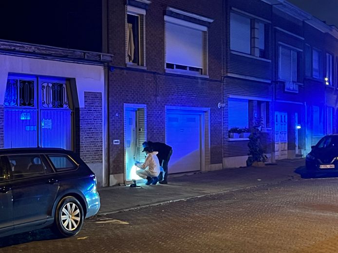 De voordeur van de woning raakte zwaar beschadigd door de explosie.