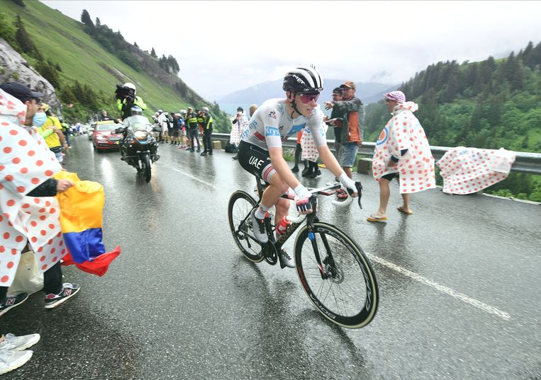 Tadej Pogacar in actie op de Col de la Colombière.  Tijdens de achtste etappe slaat de Sloveen zijn eerste slag in de Tour van 2021. Beeld David Stockman / Belga