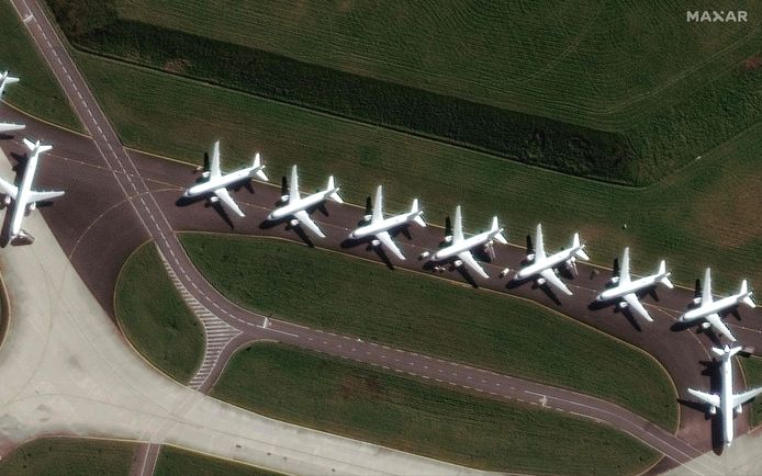 Luchtfoto van geparkeerde vliegtuigen op de Parijse luchthaven Roissy-Charles De Gaulle.