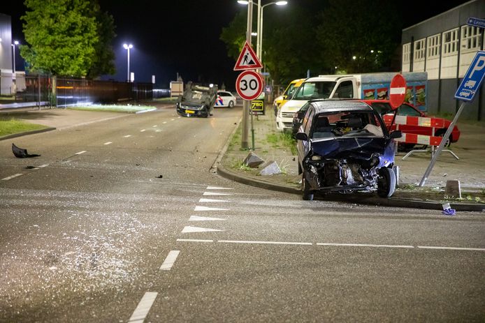 Bij de botsing op de Leemstraat in Roosendaal zijn twee inzittenden gewond geraakt. De bestuurder van de andere auto is meegenomen naar het politiebureau.