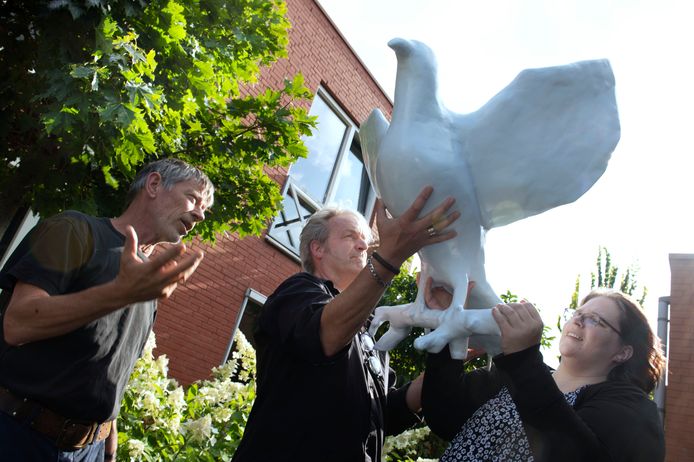 Het kunstwerk voor het Beatrixverpleeghuis van kunstenaar Tony Bos (links)