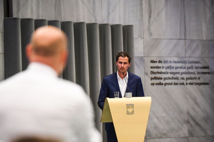 Gemeenteraadsvergadering in Arnhem toen er nog geen coronavirus rondwaarde. Hier wordt fractievoorzitter Mark Coenders van GroenLinks geïnterrumpeerd door oppositieleider Gerrie Elfrink van de SP (op de rug gezien).