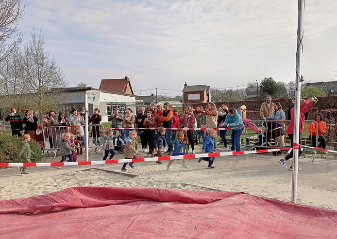 De leerlingen van basisschool De Springplank amuseren zich op de Springplankrun.