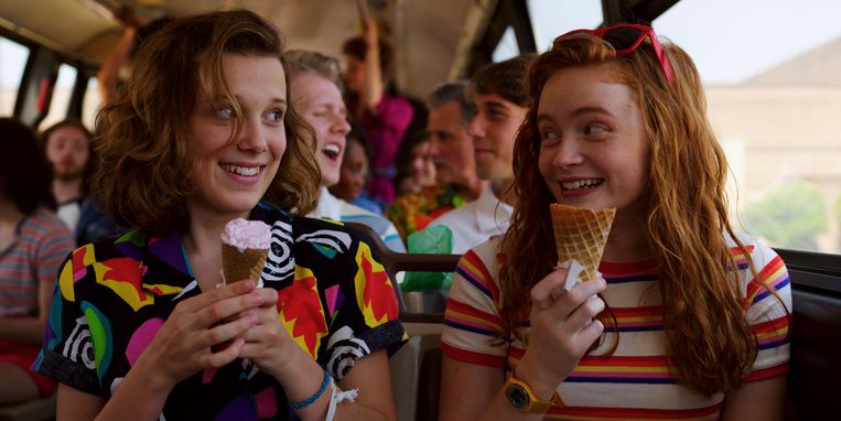 Millie Bobby Brown en Sadie Sink in ‘Stranger Things’ Beeld Netflix