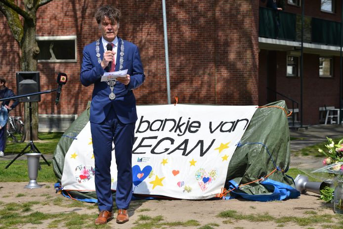 Bankje onthuld in de wijk Boeimeer ter nagedachtenis aan de omgebrachte Megan.