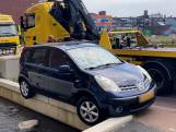Even Apeldoorn bellen... Auto kiepert bijna in het water