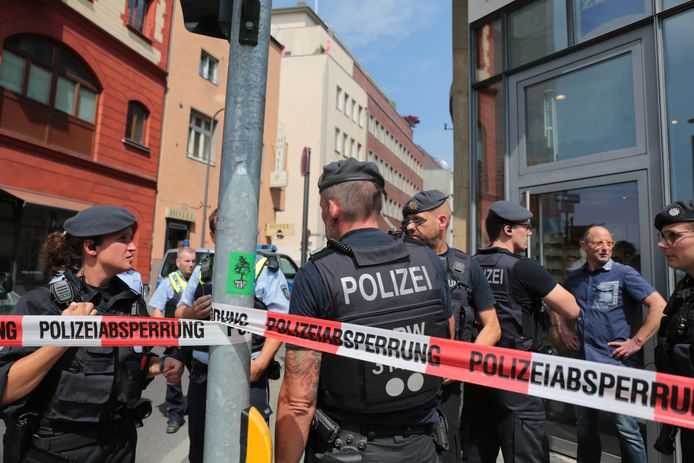 Het Duitse gerecht en politie hielden in flats in Keulen en Düren razzia's bij islamistische groeperingen die mogelijk een gevaar vormen. "We kregen nieuwe informatie binnen over een op handen zijnde aanslag", verklaarde politiecommissaris Klaus-Stephan Becker.