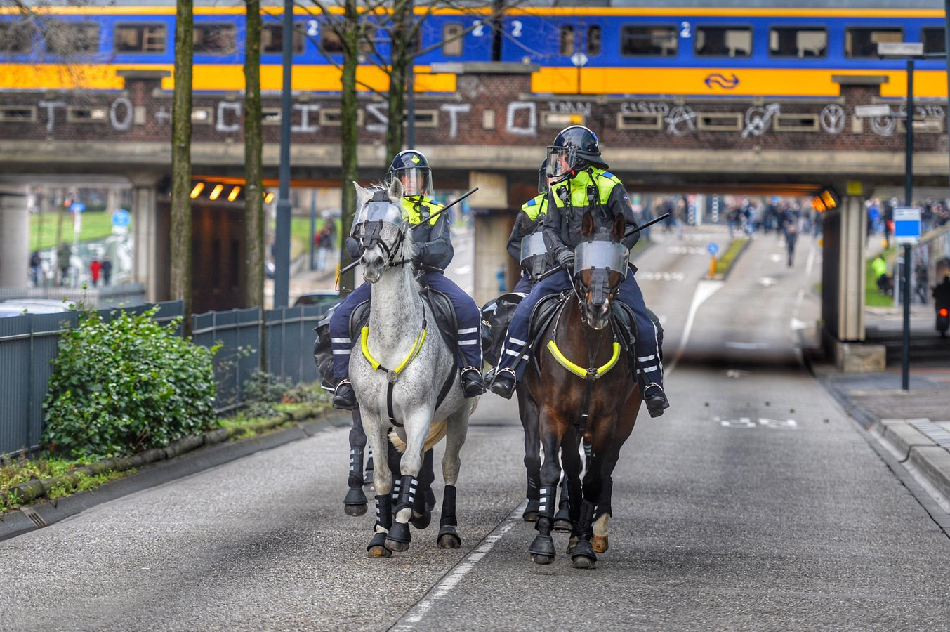 Politie te paard voor de Vestdijktunnel.