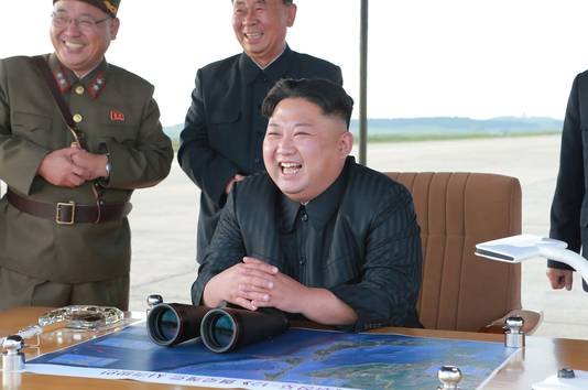 De Noord-Koreaanse leider Kim Jong-Un bij een van zijn raketlanceringen.