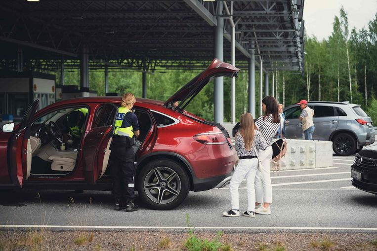 De Finse douane checkt een auto van een Russische toerist, eind juli.   Beeld AFP
