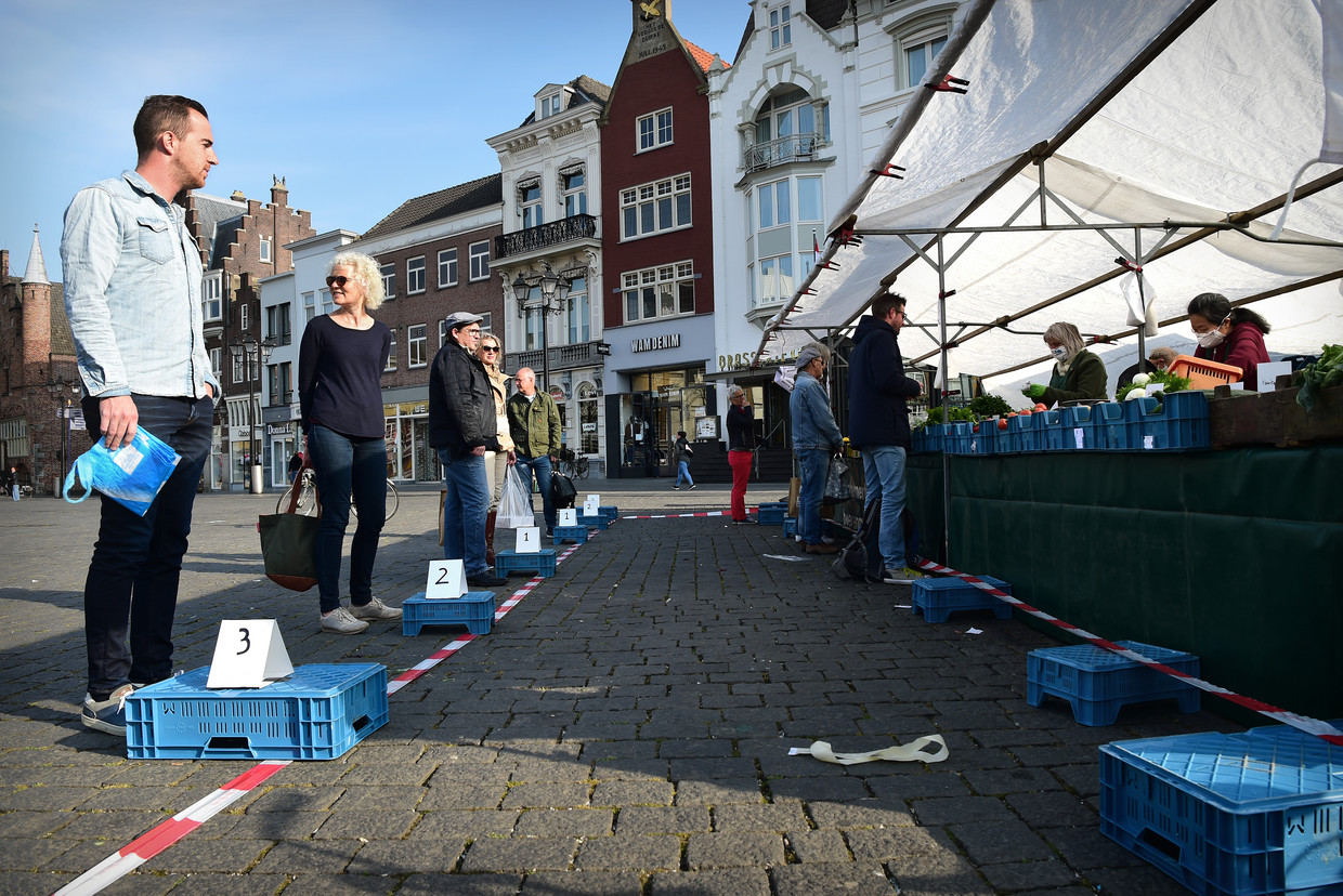 De markt in Den Bosch.  Beeld Marcel van den Bergh / de Volkskrant