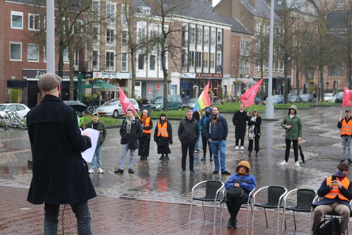 Ontevreden burgers kwamen zondagmiddag bijeen op de Markt in Arnhem om te protesteren tegen het woonbeleid.