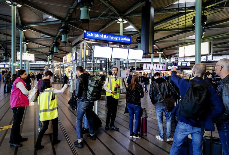 Reizigers op station Schiphol. Beeld ANP