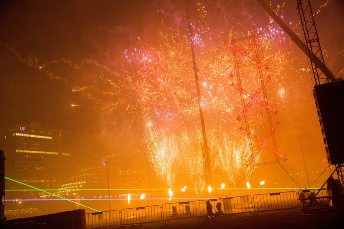 Met een vuurwerkshow luidde ook Amsterdam het nieuwe jaar 2018 in.