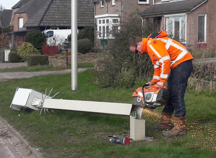 Een medewerker van Heijmans is aan het werk om de omgezaagde paal mee te nemen