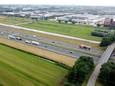 De strook groen tussen de Jumbo en de A12 bij Woerden.