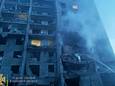 Branden worden geblust na raketaanvallen op woongebouwen in Odessa.