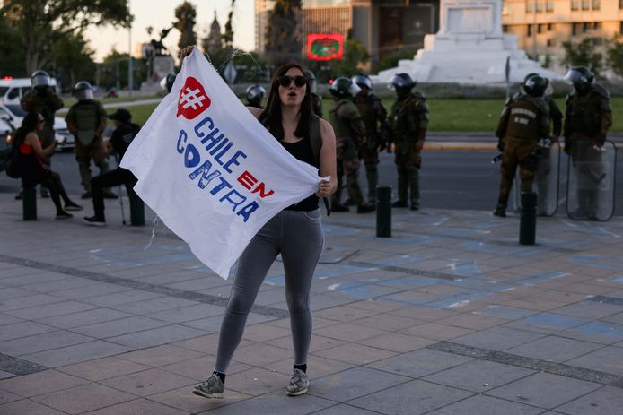 Een vrouw demonstreert in Santiago tegen de nieuwe voorgestelde grondwet.