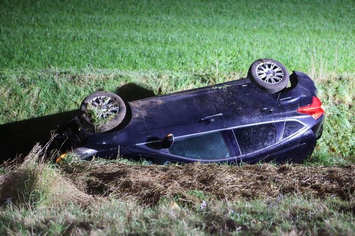 De auto is door een bergingsbedrijf getakeld en afgevoerd.