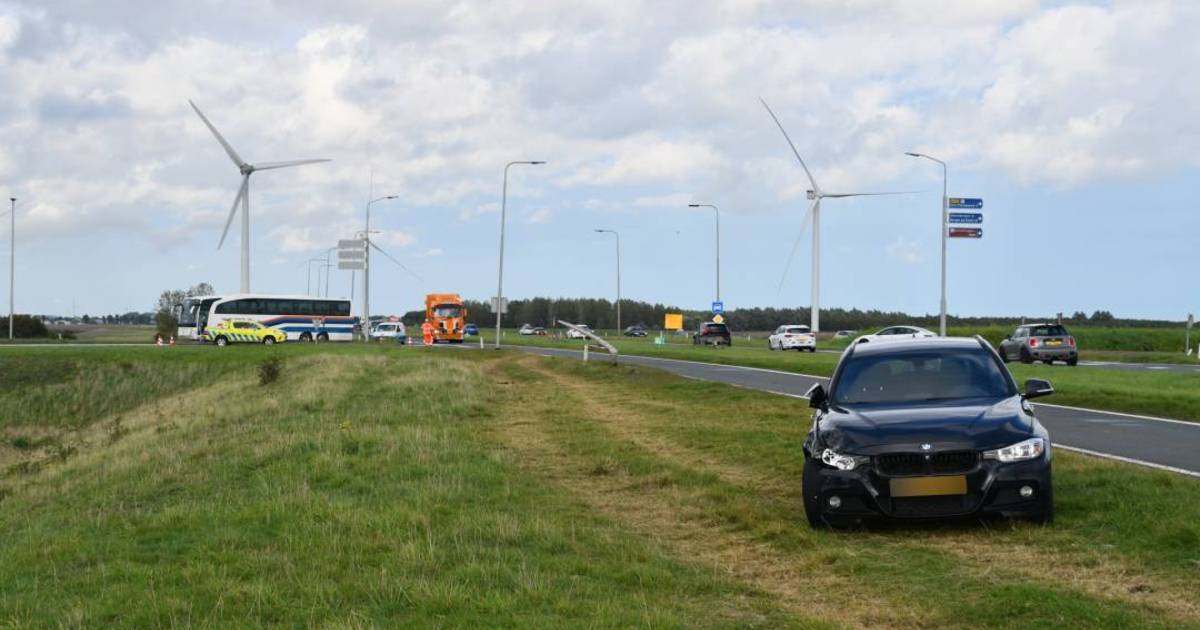 Automobilist gewond bij botsing tegen lantaarnpaal op N59.