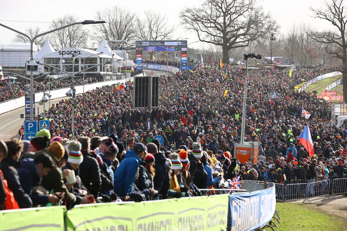 Een enorme mensenmassa bij het WK Veldrijden in Hoogerheide.