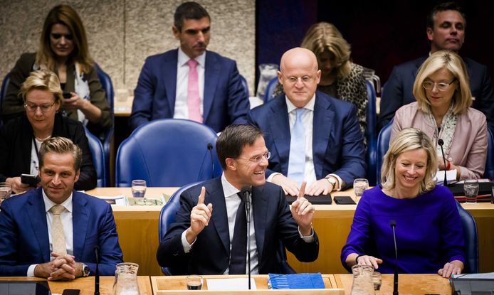 Premier Rutte dolt met zijn vicepremiers Hugo de Jonge (l) en Kajsa Ollongren (r).