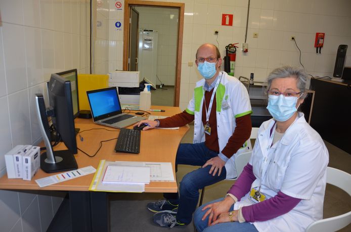 Apothekers Christian Huyghe en Hilde De Meyer maken de vaccins klaar voor gebruik.