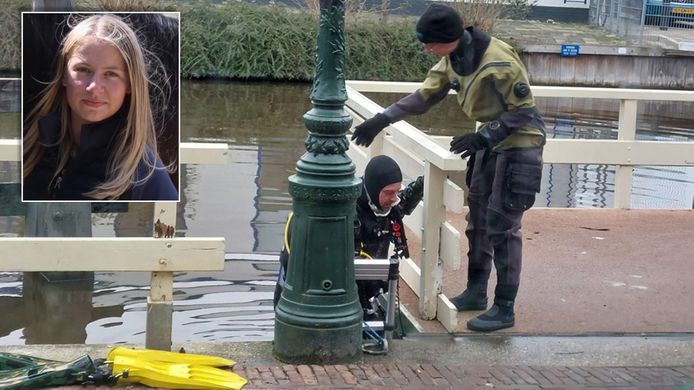 Duikers van Recovery Divers haalden dinsdag de mobiele telefoon van de omgebrachte Esmee (14) uit Hazerswoude-Rijndijk uit de Nieuwe Rijn in Leiden.
