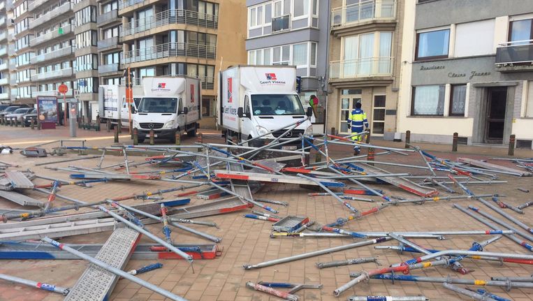 In Blankenberge waaide een stelling op de dijk om door de wind. Beeld Marc De Roeck
