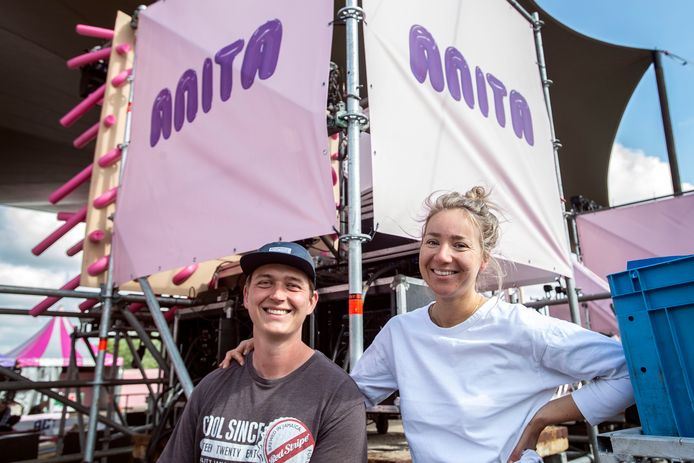 Sjoerd van Herreveld van Kairos en Eveline Vesters van Vieze Anita tijdens de opbouw van hun evenementen op 't Zoet.