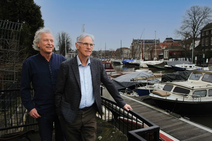 Bestuurslid Hendrik Jan Groeneweg en voorzitter Pieter Bekkers van het Dordts Woongenootschap.