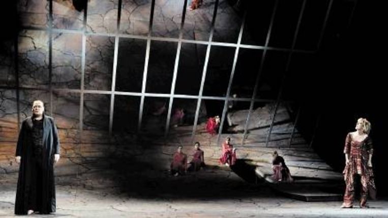 Medea in een schitterend decor van Tom Schenk (Leo van Velzen) Beeld 