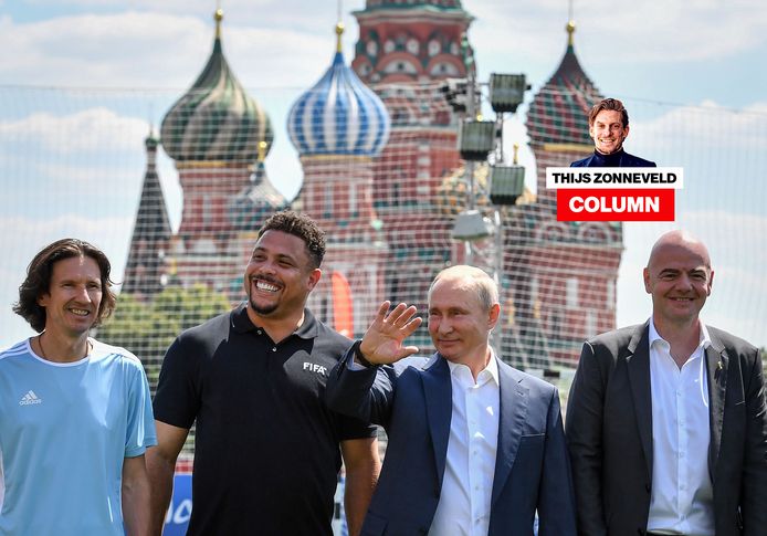 Vladimir Poetin met FIFA-president Gianni Infantino (rechts), Ronaldo en (Alexei Smertin (links).