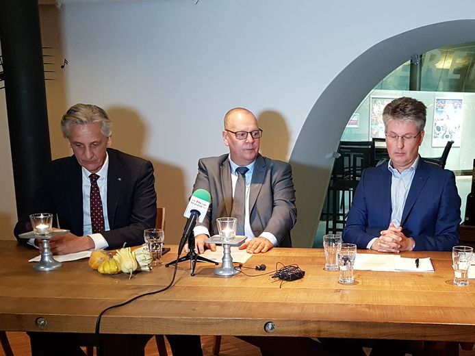 De opgestapte wethouder Nico Verlaan, fractievoorzitter Jan Klopman en de eveneens opgestapte wethouder Dirk Minne Vis.