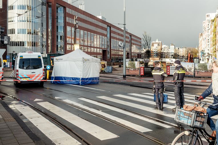 Sporenonderzoek na het dodelijk ongeluk dat op het Waterlooplein verkeersregelaar Gerard Meijning het leven kostte. Beeld Jakob van Vliet