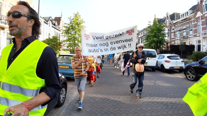 Protestmars tegen betaald parkeren in wijk Zandberg in Breda.