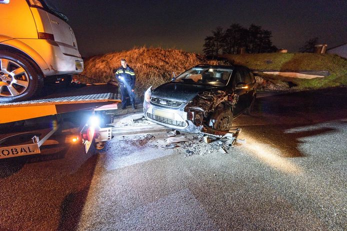 Twee auto's botsen op elkaar in Galder.