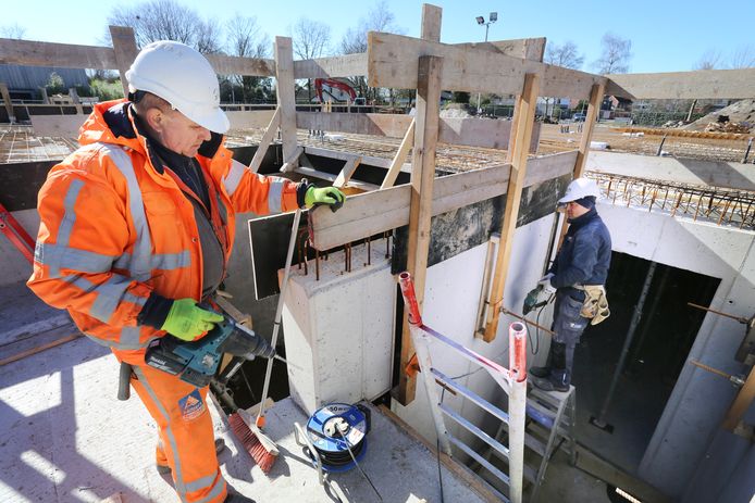Bouwvakkers aan de slag met nieuwbouw in Breda.