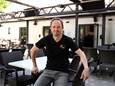 Zaakvoerder Carlo Mouton op zijn vernieuwd terras, dat plaats biedt aan 180 mensen.
