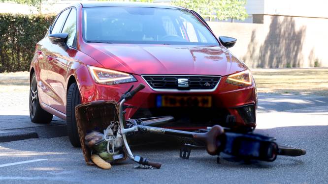 Fietsster raakt gewond bij botsing met personenauto in Waalwijk