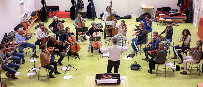 Repetitie van strijkorkest Archi Amici uit Breda, het gezelschap bestaat 30 jaar.
