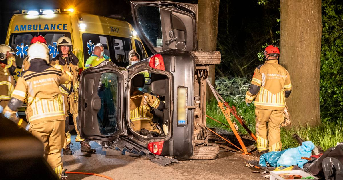 Vrouw raakt bekneld in auto na botsing tegen boom.
