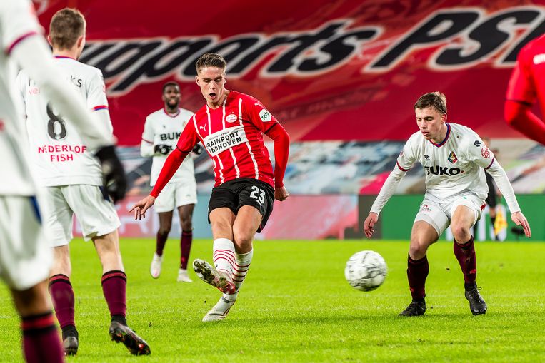 Joey Veerman maakt zijn eerste doelpunt voor PSV (2-1) en schiet zo zijn nieuwe club naar de volgende ronde van het bekertoernooi. Beeld Pro Shots / Thomas Bakker