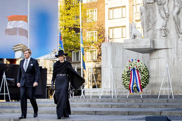 Koning Willem-Alexander en koningin Maxima leggen een krans tijdens de Nationale Dodenherdenking op de Dam. (04/05/2020)