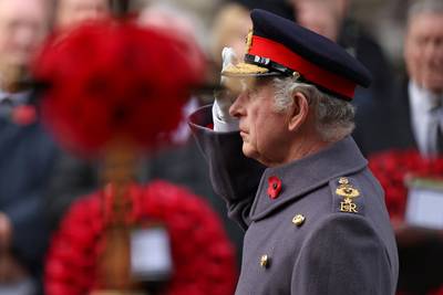 IN BEELD. Charles legt voor het eerst als koning een krans neer op Remembrance Sunday