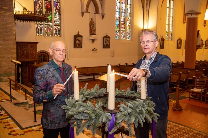 Ben Viskaal (links) in de kerk in Dedemsvaart. Hij ontving dinsdagmorgen een lintje.