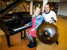 Liters satésaus en kilo's nasi, Linsey en Ming verzorgen eetfeest met 500 man in hun dorp: ‘Eten verbindt’