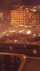 De vonken zorgen overal in Scheveningen voor meer brandjes.